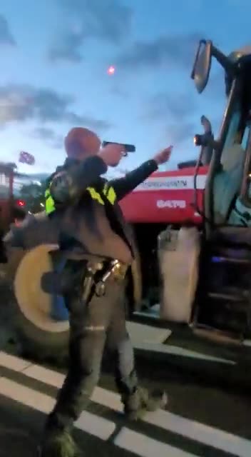 2022-07-05politie richt pistool op boer2