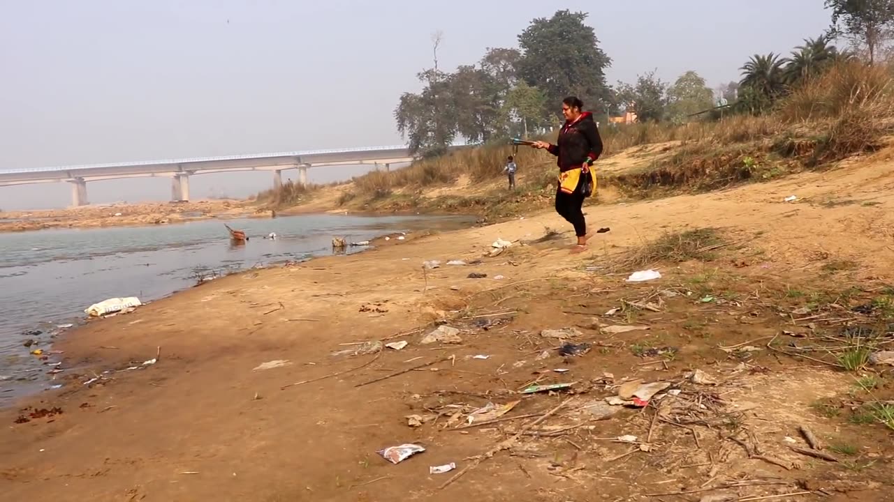 Fishing video || The village girl catching big fish using meat in the river || Best hook fishing