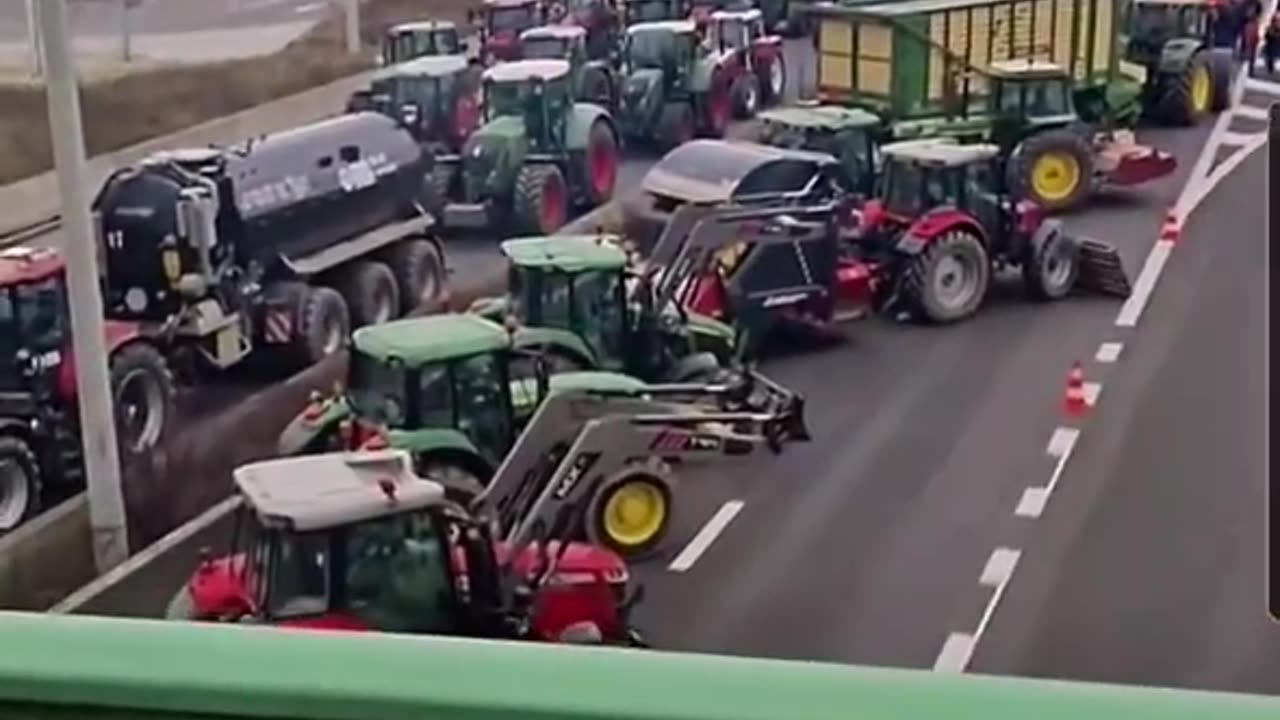 HUGE 🚜 🚜 | The Dutch farmers have now BLOCKED the border crossing