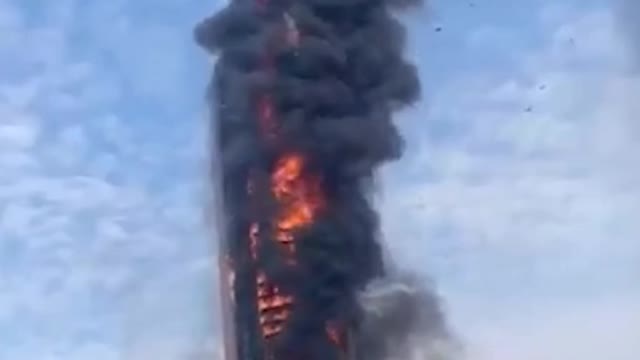 Grattacielo di una società di telecomunicazioni in fiamme in Cina