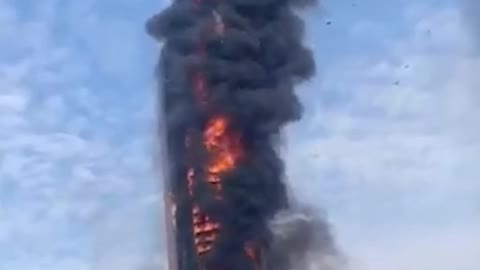 Grattacielo di una società di telecomunicazioni in fiamme in Cina