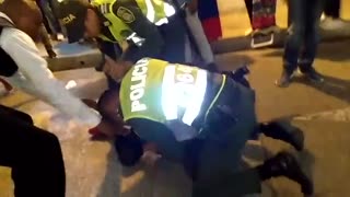 Video: Policía cachetea a hombre