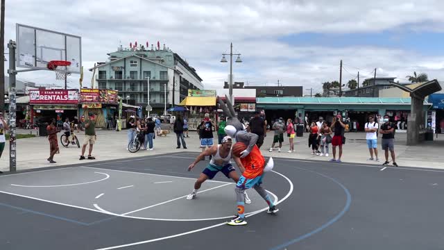 Bugs Bunny 1v1 Basketball at Venice Beach [Space Jam IRL]