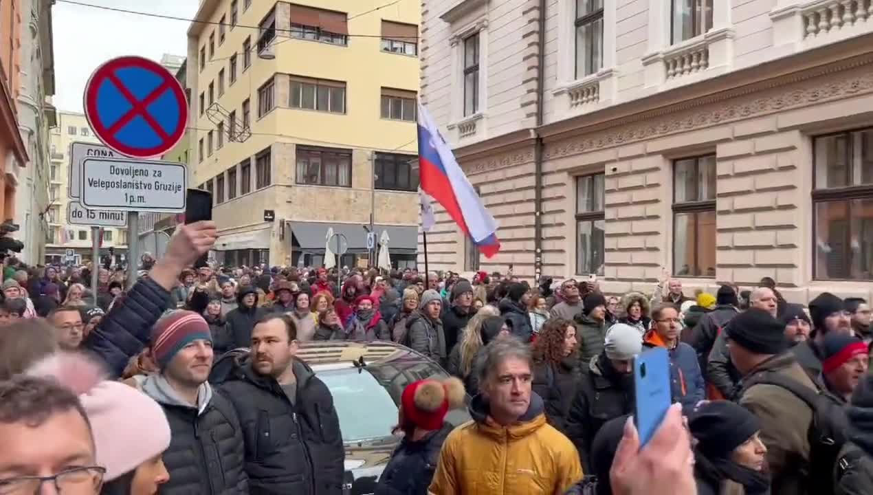 Slovenia - Police block protesters who are fighting for Freedom against the global reset