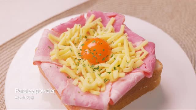 Simple and delicious bacon and egg toast