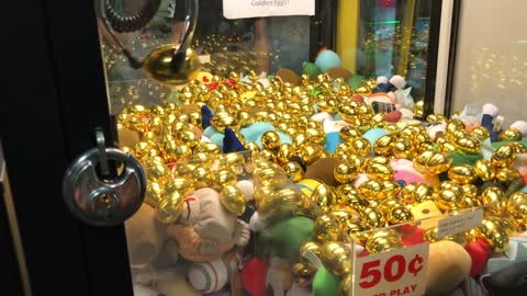 WON CASH FROM GOLDEN EGG CASH CLAW MACHINE!