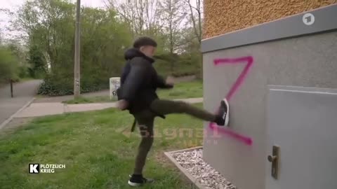 Němci malují na domy kde bydlí ukrajinší uprchlíci písmeno Z