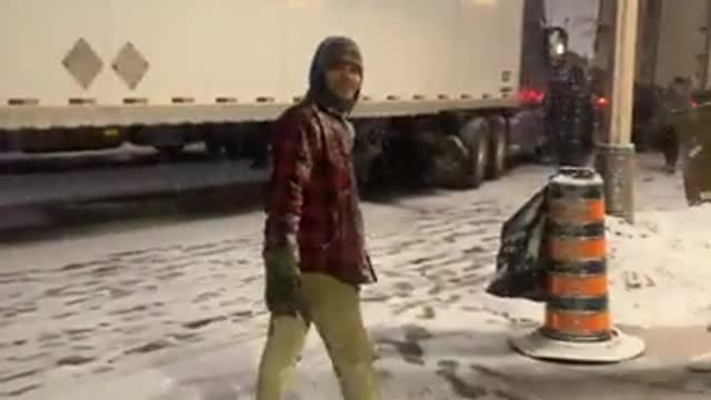 THE FREEDOM CONVOY UPDATES WALKING TO STREET.