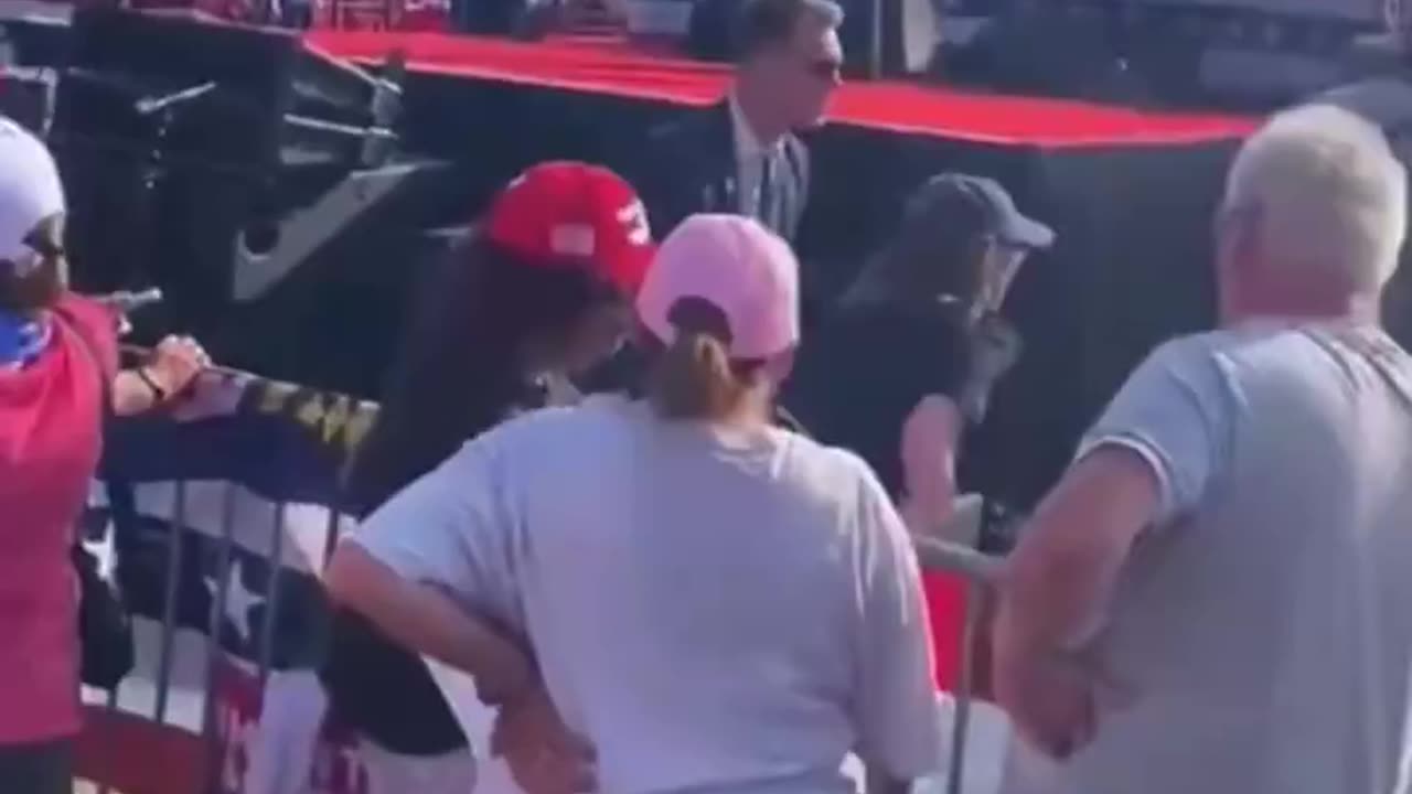 Watch what the secret service agent does right before the shooting