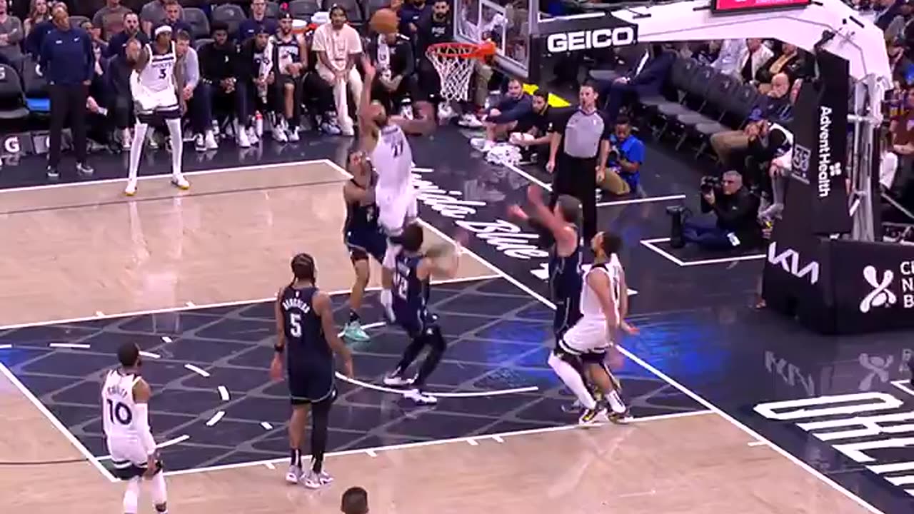 NBA - Rudy Gobert finishes the alley-oop with authority 💪 Timberwolves-Magic