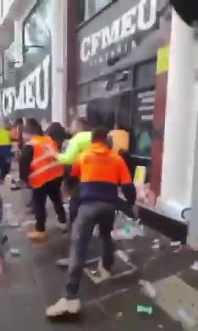 Trabalhadores australianos atacam a sede do sindicato CFMEU 🇦🇺contra a picada perigosa