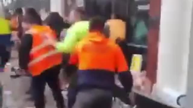 Trabalhadores australianos atacam a sede do sindicato CFMEU 🇦🇺contra a picada perigosa