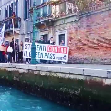 LOVE MY ITALIAN STUDENTS HOLDING THE LINE IN VENICE!!! VIVA LA LIBERTÀ!!!
