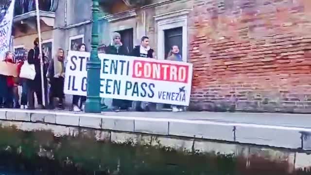 LOVE MY ITALIAN STUDENTS HOLDING THE LINE IN VENICE!!! VIVA LA LIBERTÀ!!!