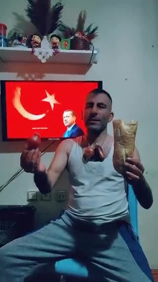 Boynuna soğan kolyesi yapan AKPli - Gerekirse kuru ekmek soğan yeriz. Erdoğandan vazgeçmey