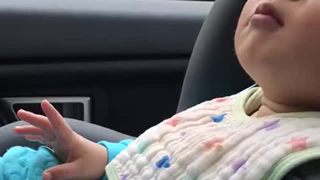 Baby fall asleep at 1 second !😱😱