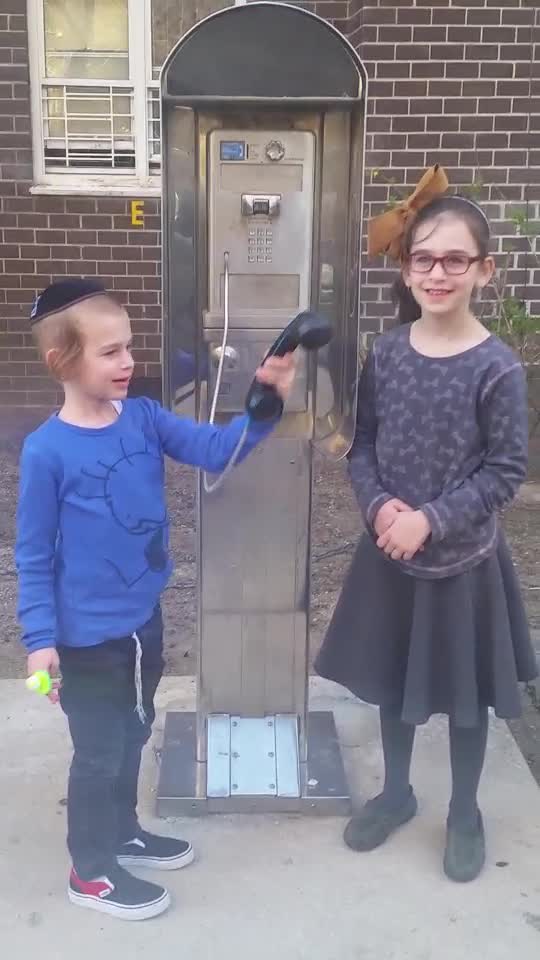 Kids Encounter Payphone For The First Time!
