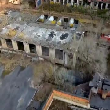 Um campo de trabalhos forçados abandonado chinês, também conhecido como campo de reeducação em um penhasco.