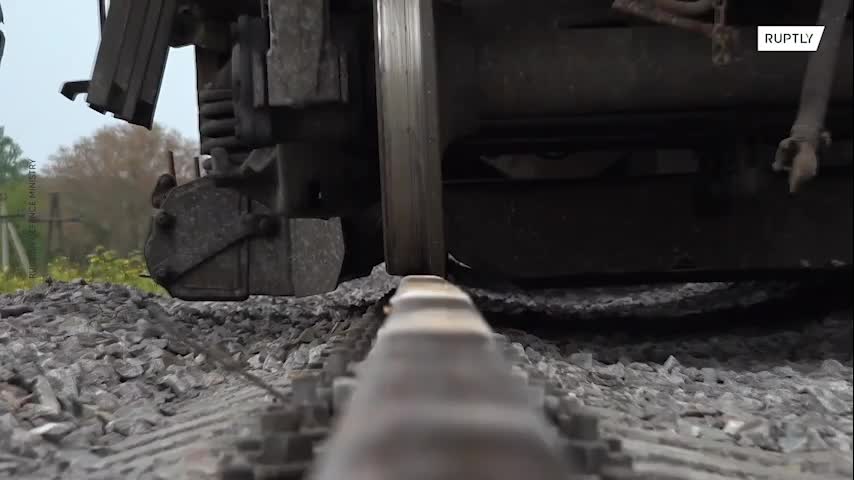 ΡΩΣΟΙ ΣΤΡΑΤΙΩΤΕΣ ΚΑΤΑΣΚΕΥΑΖΟΥΝ ΓΕΦΥΡΑ