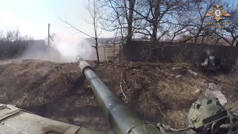 Tanks of the People's Militia of the DPR support the attack on Maryinka