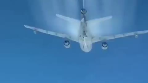 AVIÓN FUMIGANDO PARA EVITAR QUE LLUEVA