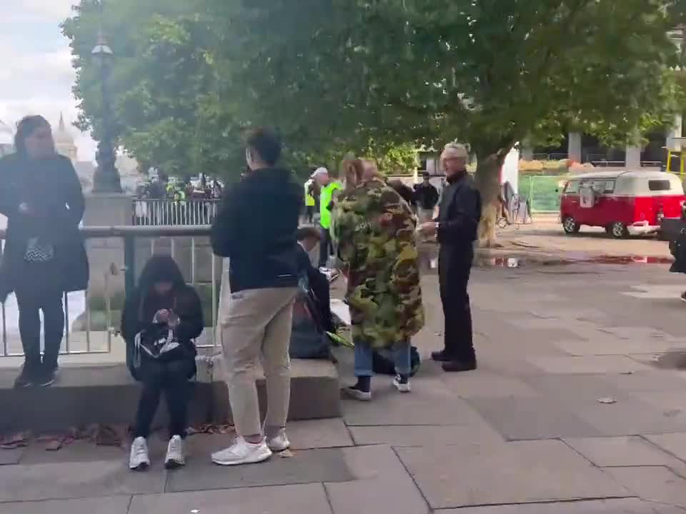 Fila para ver caixão da rainha Elizabeth ll já chega a 8 km