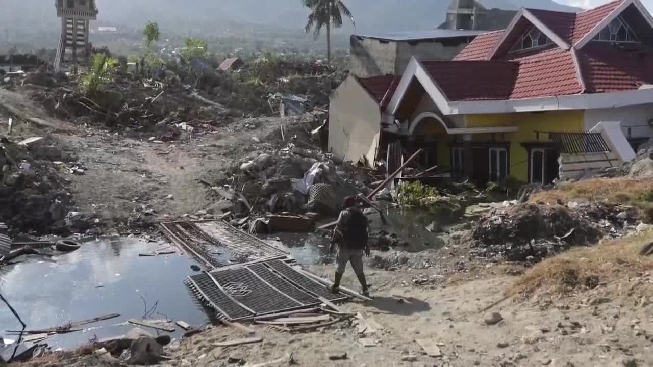 Casi 2.000 muertos y 5.000 desparecidos por el sismo y tsunami en Célebes