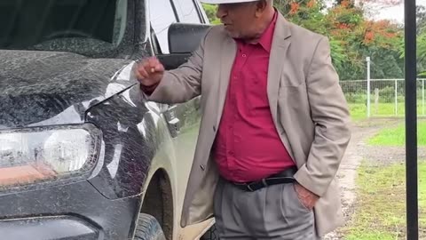 le prometió una camioneta todo