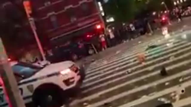 How Crowds in Harlem Treat Police Responding to a Shooting