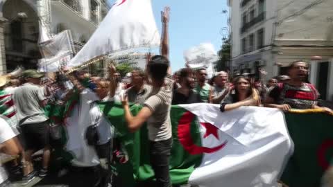 Estudiantes argelinos protestan contra el régimen militar