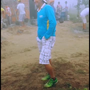 Pedreiro é trolado pelos amigos com trena jararaca