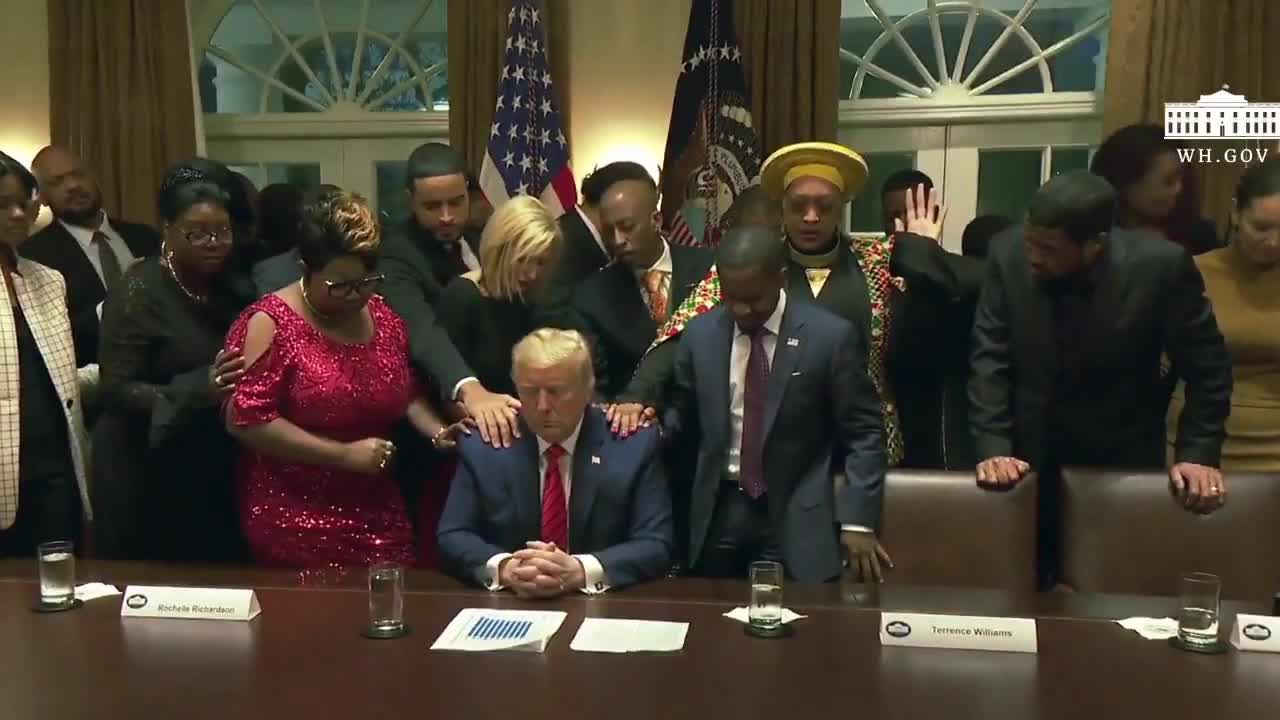 Black Trump Supporters Praying for Pres. Donald Trump ' Diamond and Silk