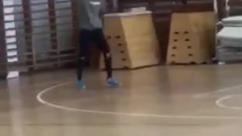 ULTRA FAIL - wannabe basketballer tries to dunk