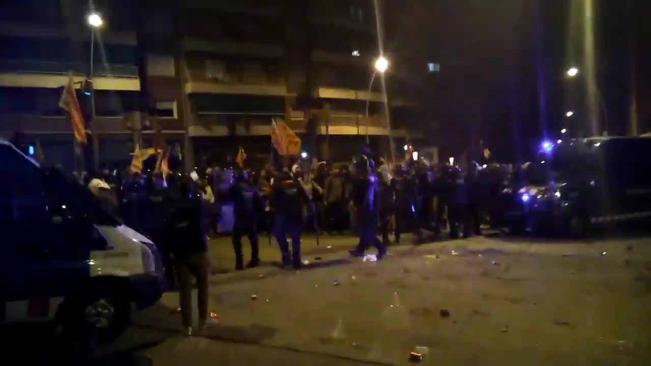 La resistencia catalana planta cara a los CDR en Manresa (Barcelona) (2)