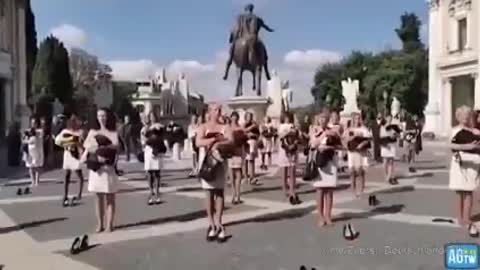 Italian Air stewardesses refuse the vaccine