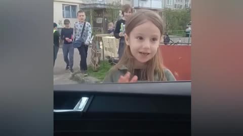 Children in Ukraine set up a "roadblock" against the Russian occupant in their yard 😊!