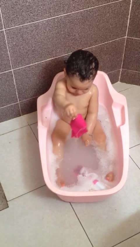 Un petit bébé fait le ménage