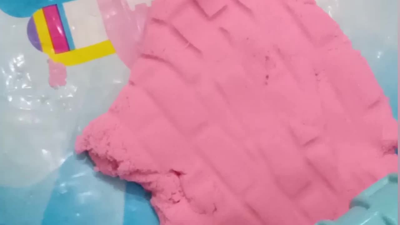 Satisfying kinetic sand