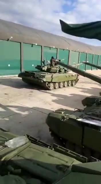 Κατ' ισχυρισμόν, Ρωσικά άρματα μάχης Τ-90Α βγαίνουν από τις αποθήκες.