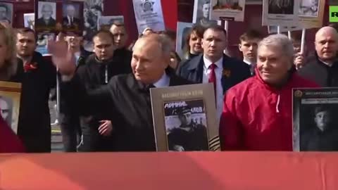 Vladimír Putin se 9. května zúčastnil pochodu nesmrtelného pluku v Moskvě