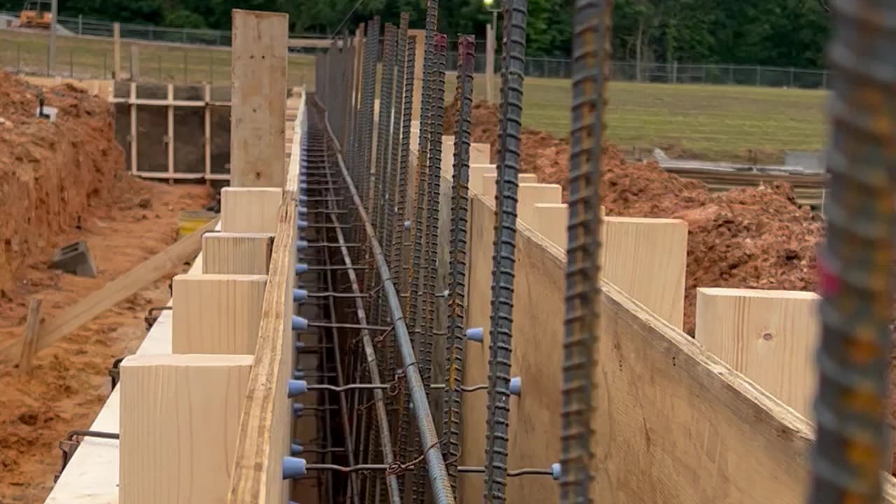 Forming wall to tie into slab for building.