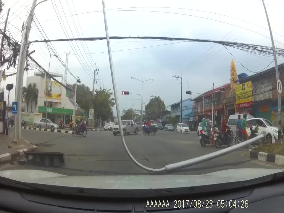 Traffic Light Takes a Tumble