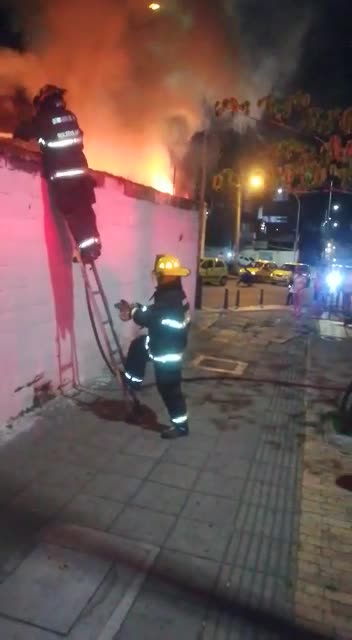 Incendio carrera 15 con 54