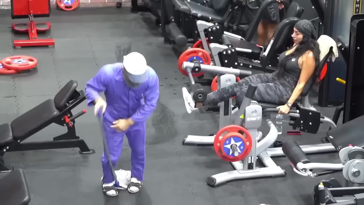 CRAZY OLD MAN shocks GIRLS in the gym Prank Aesthetics in Public