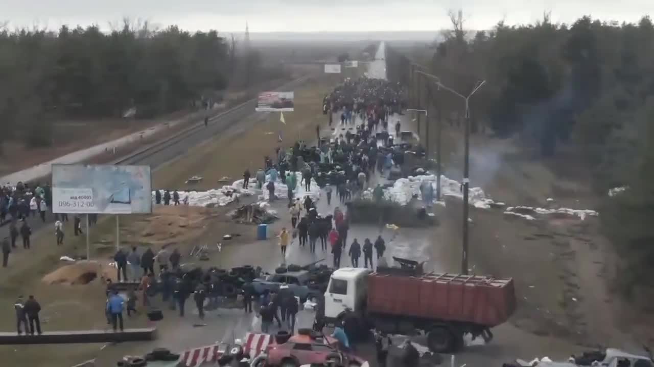 Residents of Energodar took to the streets to prevent Russian troops