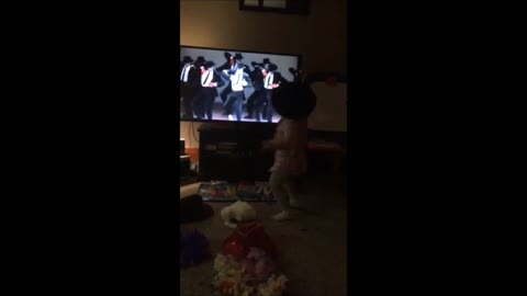 Talentosa niña baila al ritmo de un éxito de Michael Jackson