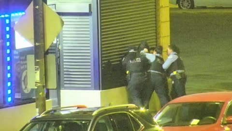 🚨BREAKING: 4 female cops try to arrest a male shoplifter for over 2 minutes