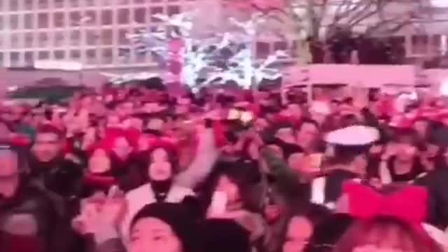 Capodanno a Tokio, tutti terrorizzati con mascherine e distanziamento