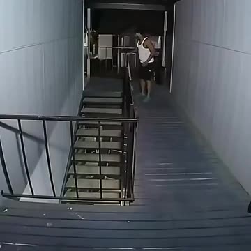 Novia defiende a su novio de asaltantes