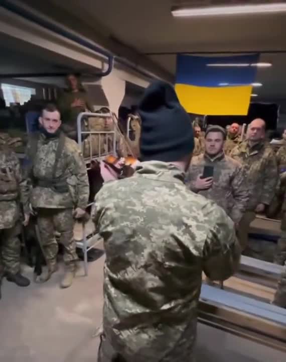 Ukrainian soldier plays the Ukrainian national anthem on his violin
